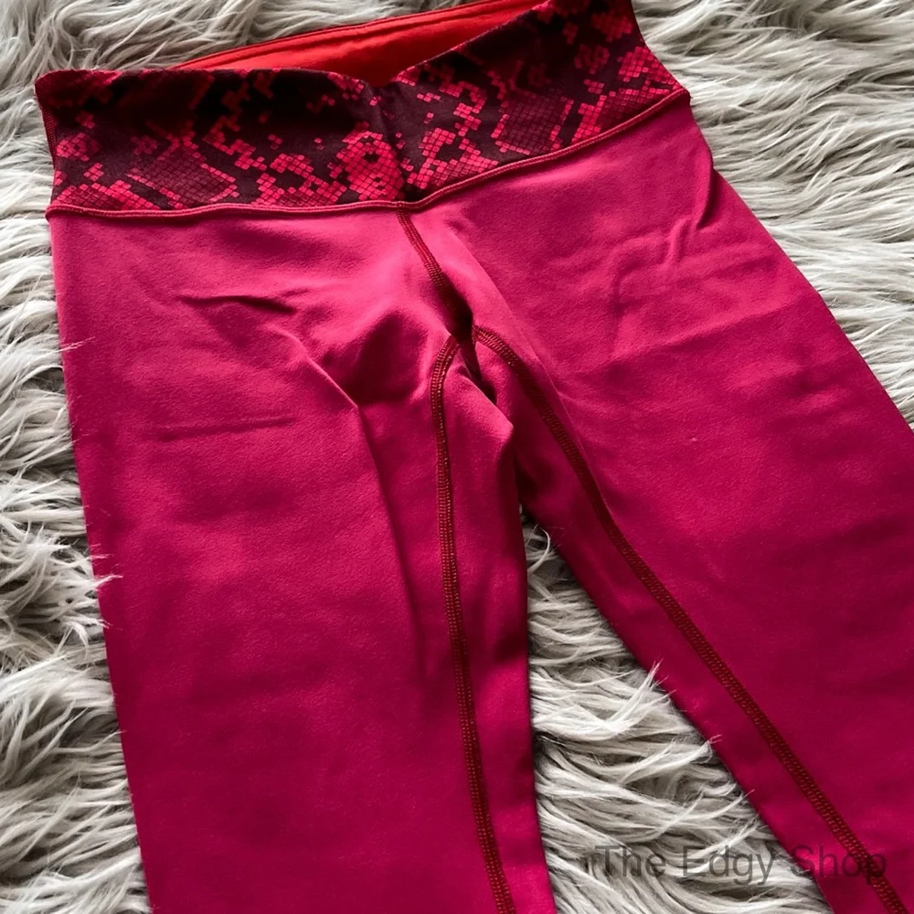 lululemon athletica | Wunder Under Crop Reversible Cranberry / Alarming - Picture 3 of 13
